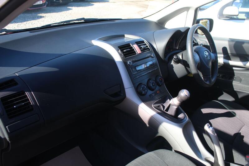 TOYOTA AURIS